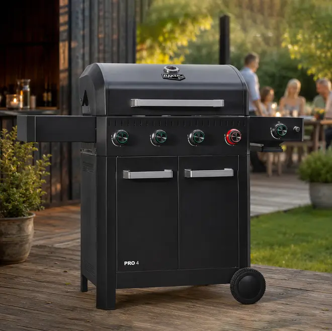 Sort gasgrill med fire kontrolknapper, to sidehylder, dobbeltlåge opbevaringsskab og indbygget termometer. Robust design med hjul, ideel til udendørs madlavning.