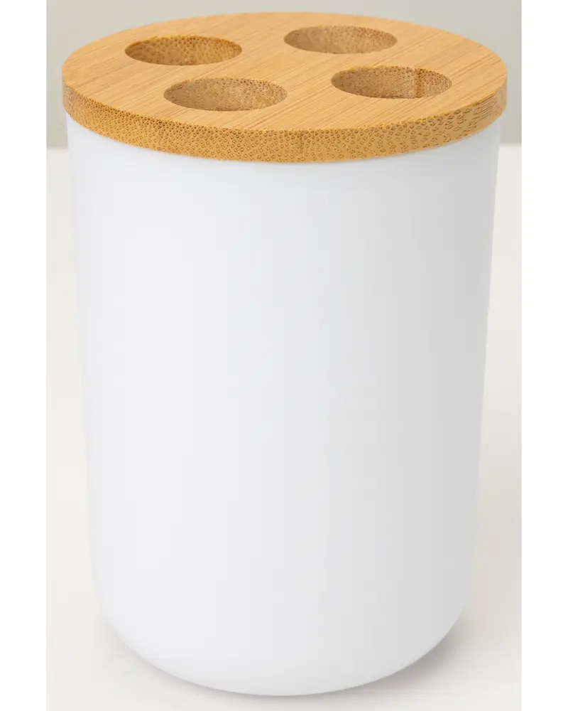 Vit cylindrisk tandborsthållare med bambulock och fyra runda hål för tandborstar. Modern, minimalistisk design. Hållbar och lätt att rengöra.