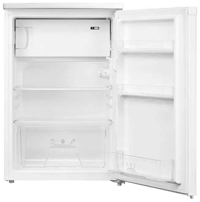 Kompakt hvidt køleskab med lille fryser, to glashylder, grøntsagsskuffe og tre dørhylder til flasker og krydderier. Indretningen er rummelig og overskuelig.