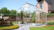 Växthus i klart glas med aluminiumram, sadeltak och dörr. Rymligt för växter, passar trädgård eller uteplats. Modernt, väderbeständigt, perfekt för odling året runt.