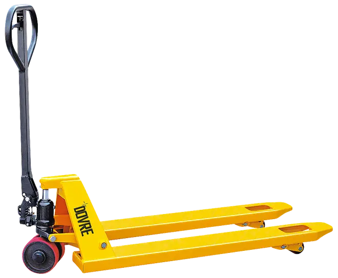 Gul manuel palleløfter med sort håndtag, to lange gafler og røde hjul. Velegnet til løft og flytning af paller på lager eller industri.