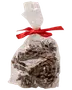 Påse med dekorativa kottar med konstgjord snö, förpackad i klar plast och knuten med rött band. Perfekt för juldekoration eller pyssel.