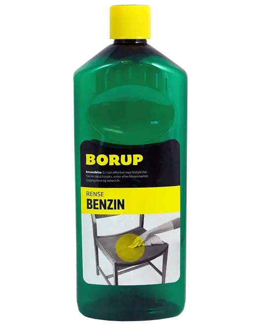 Grøn plastflaske med gult låg, mærket 'Borup Rense Benzin.' Anvendes til rengøring, især fjernelse af fedtpletter. Etiketten viser rengøring af en stolesæde.