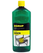 Grøn plastflaske med gult låg, mærket 'Borup Rense Benzin.' Anvendes til rengøring, især fjernelse af fedtpletter. Etiketten viser rengøring af en stolesæde.