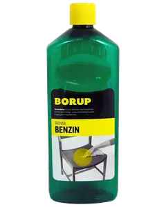 Grøn plastflaske med gult låg, mærket 'Borup Rense Benzin.' Anvendes til rengøring, især fjernelse af fedtpletter. Etiketten viser rengøring af en stolesæde.