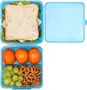 Blå plastik madkasse med tre rum, indeholder en sandwich, tre mandariner, grønne druer og små saltkringler. Madkassen har hængslet låg og organiserer måltidet.