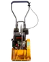 Benzindrevet pladevibrator med robust metalhåndtag, gul stålbund og synlig motor. Velegnet til komprimering af jord, asfalt eller grus ved bygge- og anlægsarbejde.