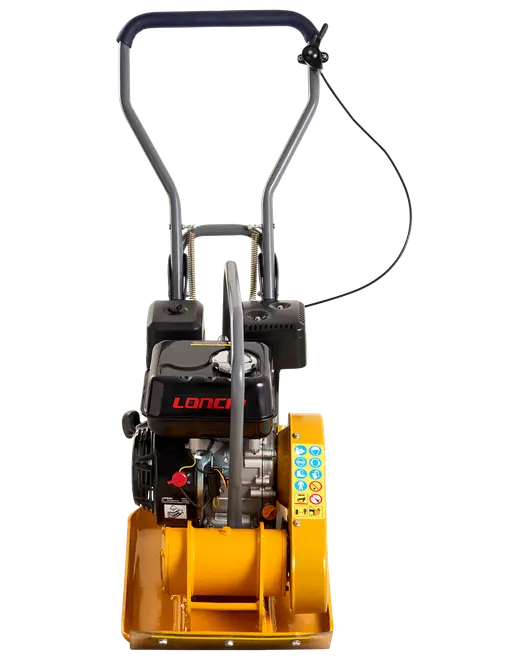 Benzindrevet pladevibrator med robust metalhåndtag, gul stålbund og synlig motor. Velegnet til komprimering af jord, asfalt eller grus ved bygge- og anlægsarbejde.