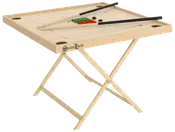 Træ-carrombræt med sammenklappeligt stativ, fire lommer, to strikere og carrom-mønter. Perfekt til indendørs spil, nem opbevaring og transport. Velegnet til alle aldre.
