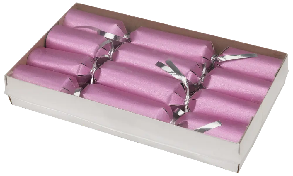 Ask med sex rosa julsmällkarameller med blanka silverband, prydligt placerade i en vit rektangulär bricka. Varje smällkaramell är cylindrisk och inslagen i rosa papper.