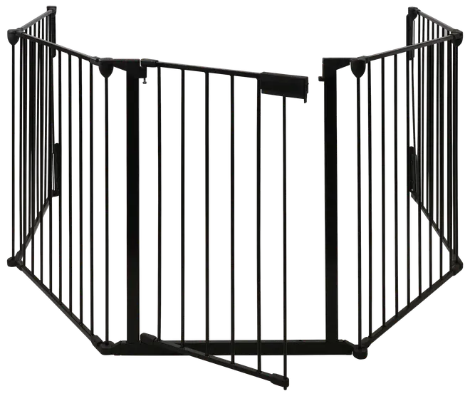 Svart metallgrind med tre paneler och en central dörr, för barn eller husdjur. Väggmonterad, justerbara vinklar, vertikala stänger, passar breda öppningar.