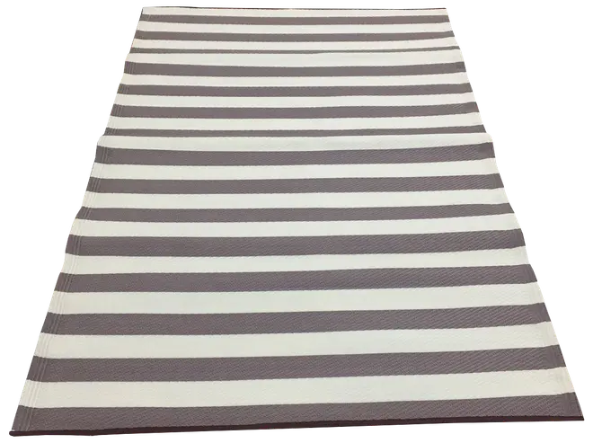 Rektangulært tæppe med brede, vandrette grå og hvide striber, fladvævet tekstur, egnet til indendørs eller udendørs brug, moderne og enkelt design, slidstærkt og let at rengøre.