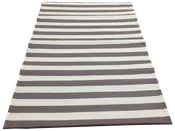 Rektangulært tæppe med brede, vandrette grå og hvide striber, fladvævet tekstur, egnet til indendørs eller udendørs brug, moderne og enkelt design, slidstærkt og let at rengøre.