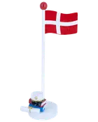 Dekorativt Dannebrog på hvid stang med rød top, pyntet med studenterhue, bøger og eksamensbevis ved foden. Perfekt til studenterfest eller som minde.