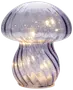 Svampeformet bordlampe i glas med lilla nuancer og indbyggede varme LED-lyskæder indeni. Giver et blødt, stemningsfuldt lys. Moderne dekorativ belysning til hjemmet.