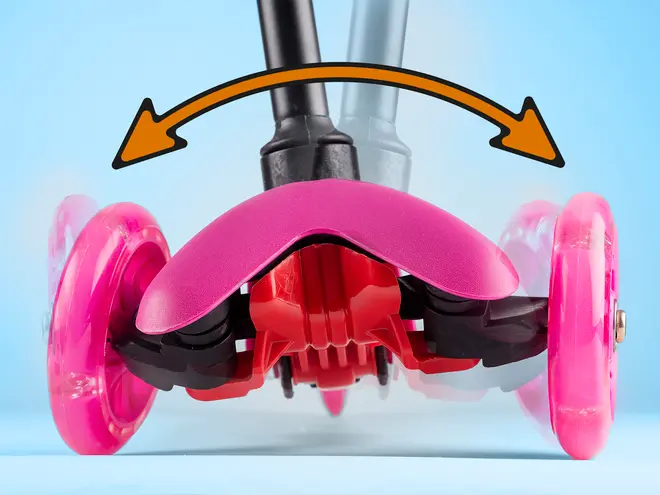 Nærbillede af pink løbehjul med to gennemsigtige hjul, viser styremekanisme og fleksibilitet med pil for drejning. Robust plastkonstruktion, egnet til børn.