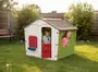 Plastik legehus med brun tag, hvide vægge, rød dør, røde vindues skodder og grøn sidepanel. Velegnet til børn, perfekt til udendørs brug i haven.