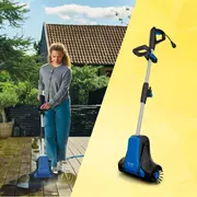 Elektrisk terrasse- og fliserenser med ergonomisk håndtag, justerbart langt skaft, roterende børstehoved og ledning. Effektiv til udendørs rengøring. Blå og sort design.