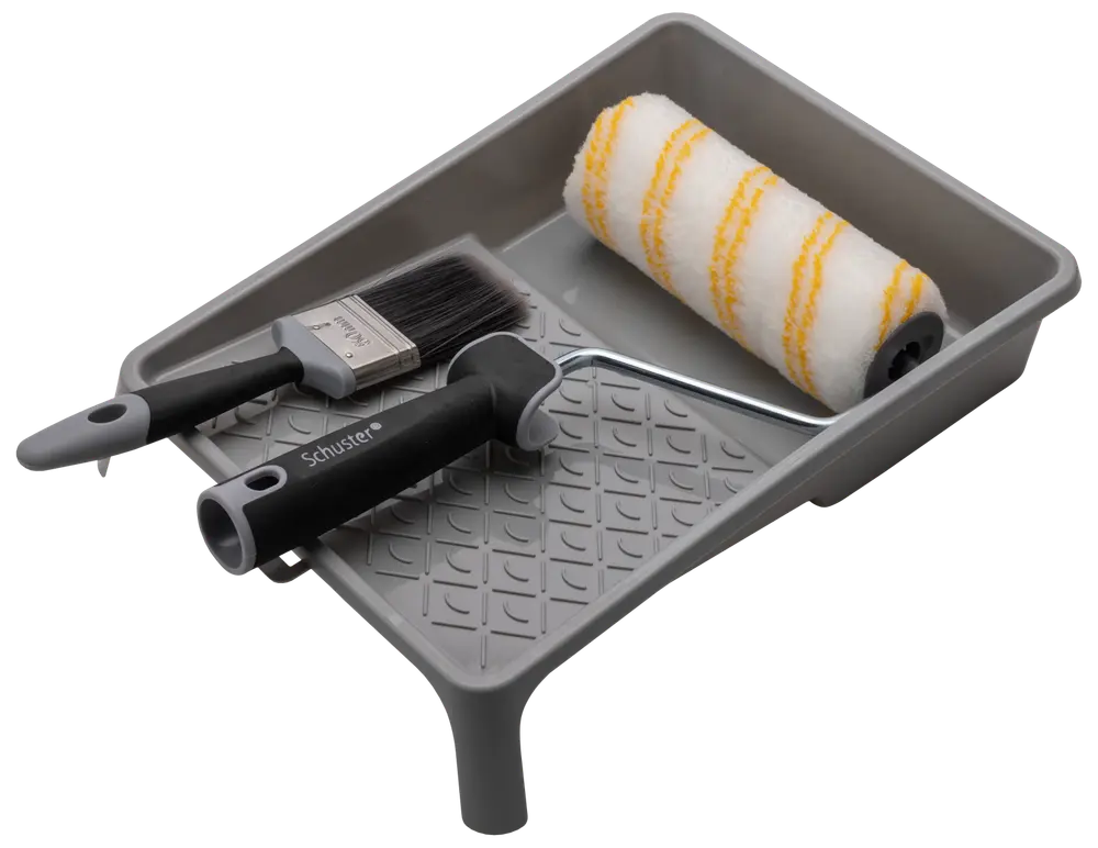 Malersæt med grå plastbakke, malerrulle med hvid og gul betræk samt flad pensel med sort håndtag, ideel til hjemmeprojekter.