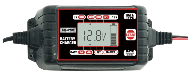 Kompakt batterioplader med digitalt display, der viser spænding, flere batterityper, valgbare ladehastigheder og test/start-knapper. Passer til 6V og 12V batterier, inkl. AGM og LiFe.