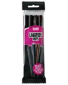 Tom’s Lakrids Hits pose med assorterede sorte lakridspinde og pink etiket i hænbar emballage.