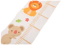 Børnehøjde måler med søde illustrationer af løve og koala, målemarkeringer fra 100 til 130 cm samt legende blade og blomster på hvid baggrund.