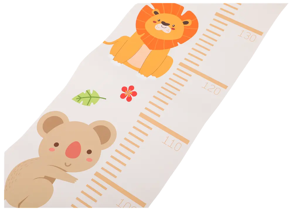 Børnehøjde måler med søde illustrationer af løve og koala, målemarkeringer fra 100 til 130 cm samt legende blade og blomster på hvid baggrund.