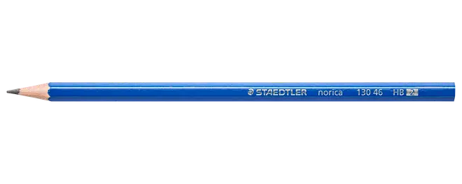 Sekskantet blå Staedtler Norica HB-blyant, spidset, med hvid tekst og sølvbånd nær enden. Velegnet til skrivning, tegning og skolebrug.