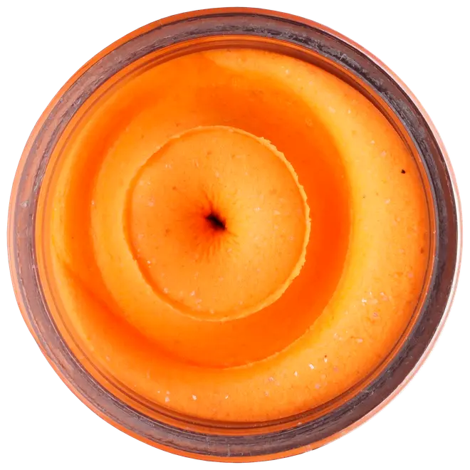Lys orange, pisket bodyscrub i rund krukke med glat, cremet tekstur og synlige eksfolierende partikler. Perfekt til blid eksfoliering og fugtgivning i hudplejerutiner.