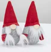 To nissefigurer i filt med høje røde spidshuer, grå kroppe, hvide skæg og røde vanter.