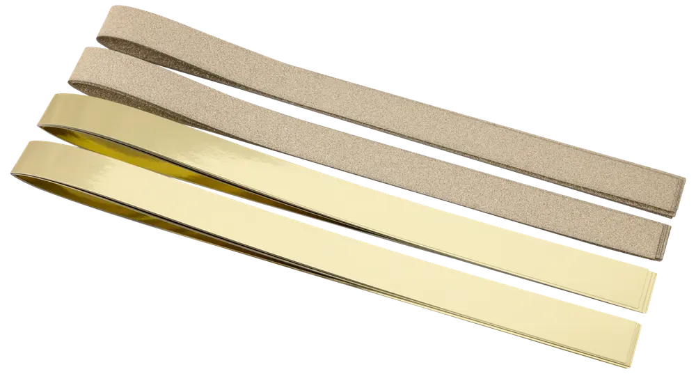 Fyra slipband, två med grov brun slipyta och två med slät gyllene metallfinish, perfekta för slipning eller polering av verktyg och knivar.