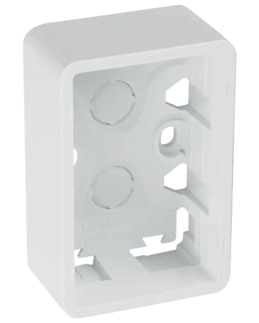 Hvid plast overflademonteret dåse, rektangulær form, med to runde udslagsknockouts og monteringshuller. Velegnet til installation af stikkontakter eller afbrydere indendørs.