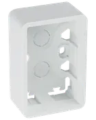Hvid plast overflademonteret dåse, rektangulær form, med to runde udslagsknockouts og monteringshuller. Velegnet til installation af stikkontakter eller afbrydere indendørs.