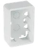 Hvid plast overflademonteret dåse til elektriske kontakter eller stikkontakter, firkantet form, med monteringshuller og kabelindgange, egnet til vægmontering.