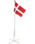 Rødt og hvidt Dannebrog på høj, hvid flagstang med krydsfod, velegnet til indendørs eller udendørs brug ved fester eller begivenheder.