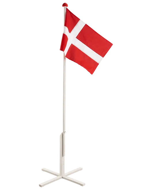 Rødt og hvidt Dannebrog på høj, hvid flagstang med krydsfod, velegnet til indendørs eller udendørs brug ved fester eller begivenheder.