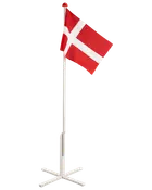 Rødt og hvidt Dannebrog på høj, hvid flagstang med krydsfod, velegnet til indendørs eller udendørs brug ved fester eller begivenheder.
