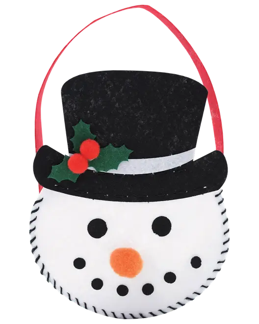 Snömanformad filtbag med svart hatt, röda bär, gröna blad, orange näsa, svarta kanter och rött handtag. Perfekt för julklapp eller dekoration.
