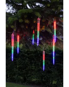 Set med flerfärgade LED-istappslampor för utomhusbruk, med rött, grönt och blått ljus i klara plasthöljen, avsedda att hängas i träd eller takutsprång.