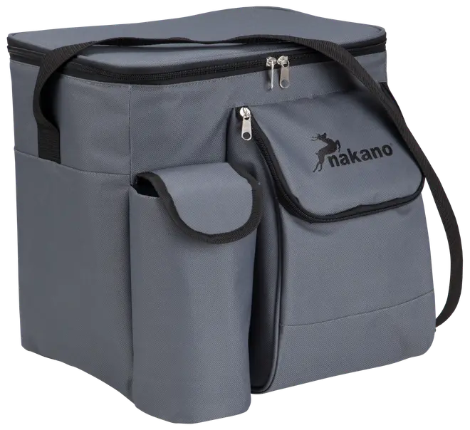 Grå kylväska med dragkedja upptill, framficka med dragkedja, sidoficka med lock och justerbar axelrem. "nakano"-logga på framfickan.