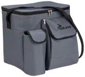 Grå kylväska med dragkedja upptill, framficka med dragkedja, sidoficka med lock och justerbar axelrem. "nakano"-logga på framfickan.