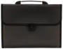 Svart dokumentväska med struktur, bärhandtag och säker frontlås. Rektangulär form, perfekt för papper, mappar eller kontorsmaterial. Slitstark och professionell design.