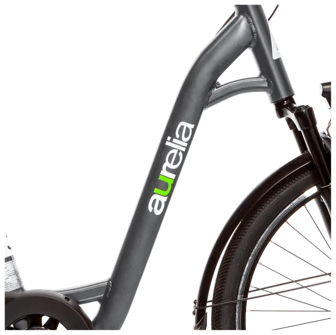 Nærbillede af sort cykelstel med "aurelia" logo i hvid og grøn, del af forhjul og skærm ses. Moderne og robust design til bykørsel.