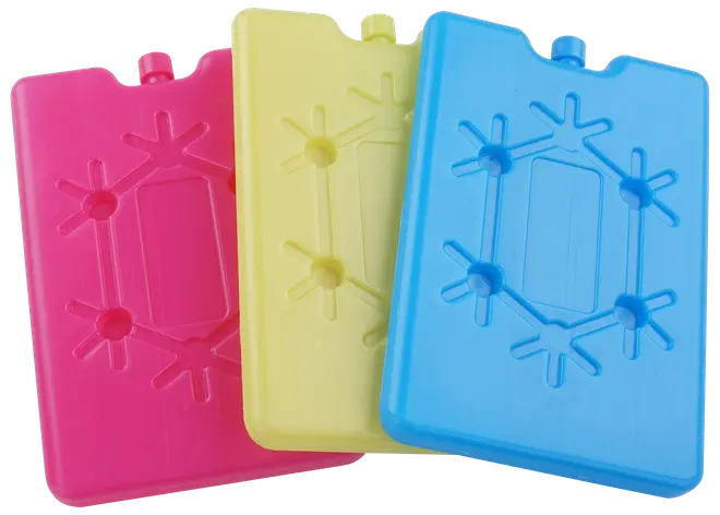 Tre rektangulära återanvändbara kylklampar i rosa, gul och blå med snöflingemönster, används för att hålla mat och dryck kall i kylväska.