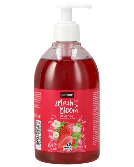 Klar pumpflaska med röd flytande handtvål, märkt "Splash to Bloom" jordgubbsdoft. Har jordgubbs- och blomillustrationer, 500 ml, vegansk formula och produktinformation på etiketten.