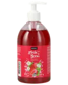 Klar pumpflaska med röd flytande handtvål, märkt "Splash to Bloom" jordgubbsdoft. Har jordgubbs- och blomillustrationer, 500 ml, vegansk formula och produktinformation på etiketten.