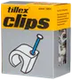 Æske med Tillex kabelclips til træ, indeholder hvide U-formede plastclips med isatte søm, bruges til fastgørelse af kabler på træoverflader. Velegnet til kabelstyring.