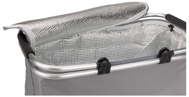 Rektangulær isoleret indkøbskurv med sølvfarvet termoforing, solid aluminiumsramme, sorte plastikhåndtag og lynlåslåg. Holder madvarer varme eller kolde under transport.
