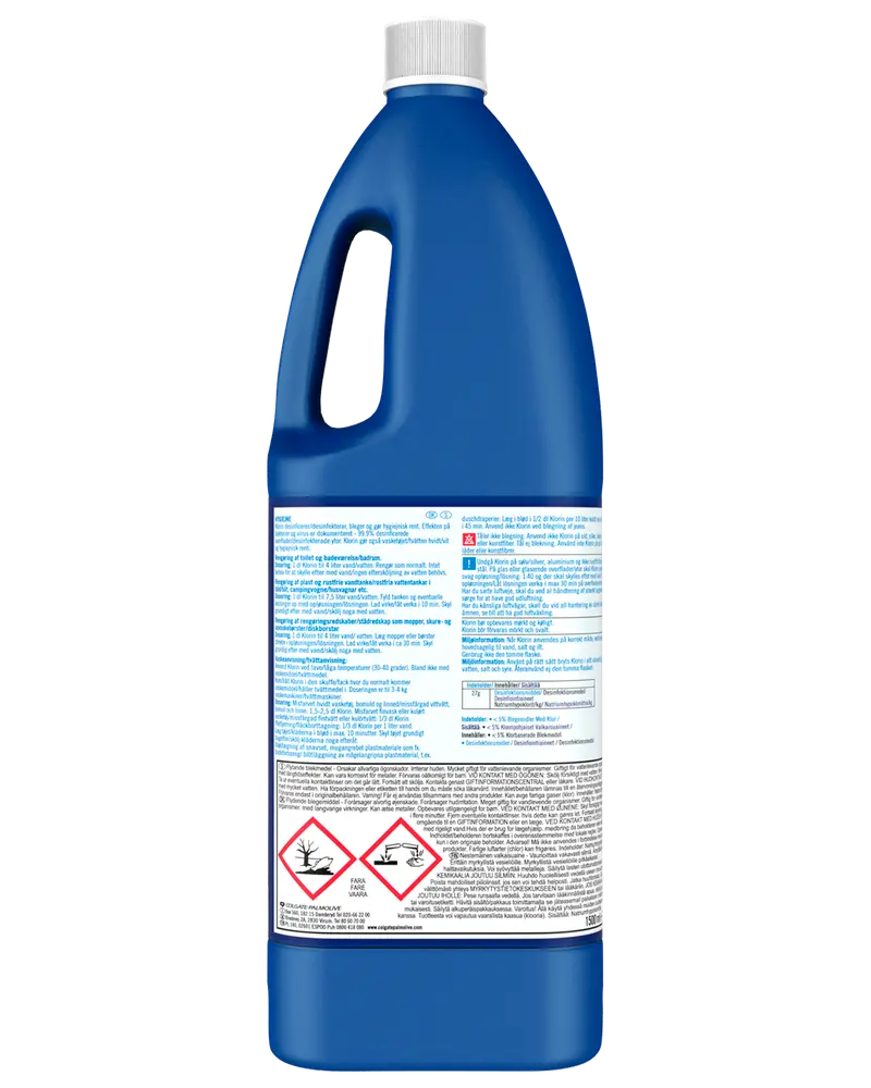 Stor blå plastflaske med blegemiddel, hvidt låg og ergonomisk håndtag. Bagsideetiketten viser brugsanvisning og advarsler, herunder faresymboler for miljø- og sundhedsrisici.