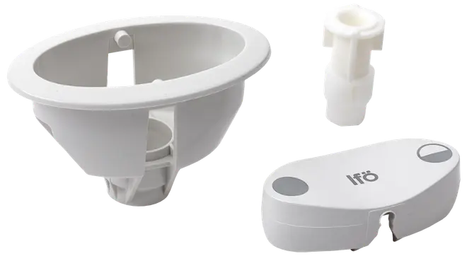 Hvidt plast reparationstilbehør til toiletcisterne med tre dele: tragtformet flydeventil, cylindrisk kobling og rektangulær kontrolenhed mærket 'Ifö'. Til toiletvedligeholdelse.